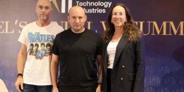 Naftali Bennett (centro), Karin Mayer Rubinstein (derecha) y Gigi Levy-Weiss en una conferencia tecnológica en Tel Aviv el 12 de octubre de 2026.