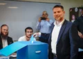 El ministro de Finanzas israelí Bezalel Smotrich deposita su voto en un centro electoral de Kedumim el 27 de octubre de 2026.