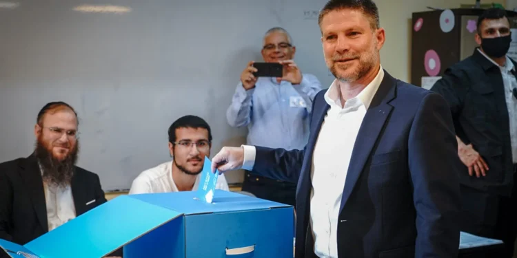 El ministro de Finanzas israelí Bezalel Smotrich deposita su voto en un centro electoral de Kedumim el 27 de octubre de 2026.