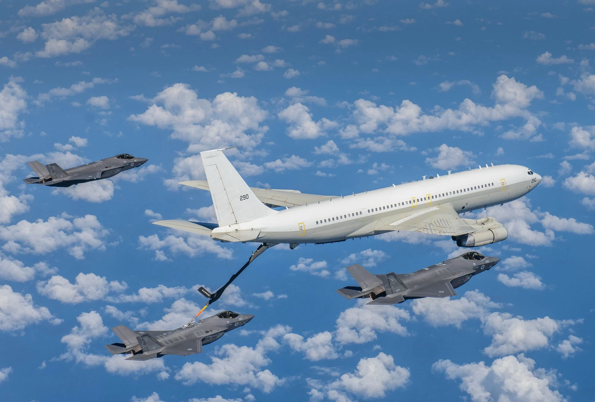 Un Boeing 707 de la Fuerza Aérea reabastece de combustible a cazas F-35 Adir Un Boeing 707 de la Fuerza Aérea reabastece de combustible a cazas F-35 Adir