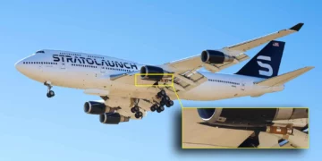 Detalle de un cohete desconocido bajo el ala izquierda del Boeing 747 de Stratolaunch
