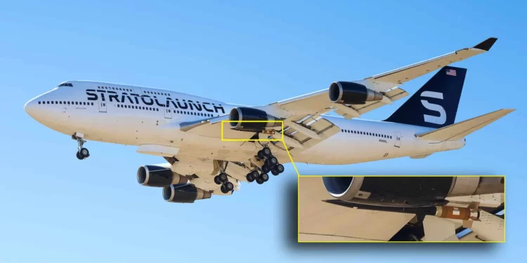 Detalle de un cohete desconocido bajo el ala izquierda del Boeing 747 de Stratolaunch