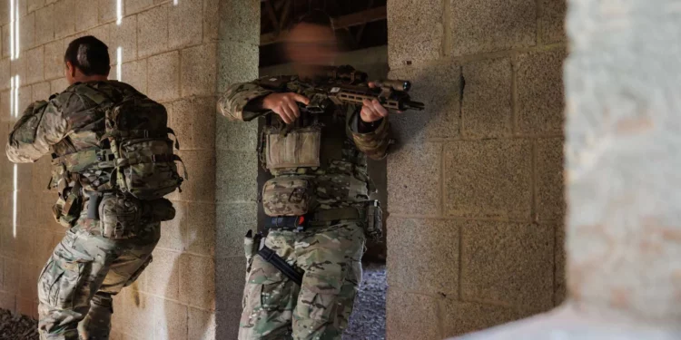Boinas verdes del 1.er Batallón del 10.º Grupo de Fuerzas Especiales entrenan combate urbano en Baumholder, Alemania, el 14 de octubre de 2026.