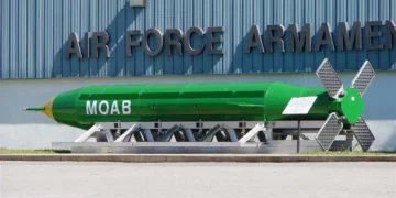 Bomba GBU-43/B MOAB de Estados Unidos, equipada con 8.500 kilogramos de explosivos.