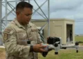 El sargento técnico Nathan A. Duarte inspecciona un interceptor Bumblebee V2 durante un entrenamiento antidrones en la base aérea MacDill, Florida.