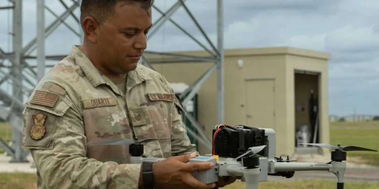El sargento técnico Nathan A. Duarte inspecciona un interceptor Bumblebee V2 durante un entrenamiento antidrones en la base aérea MacDill, Florida.