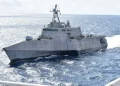 El buque de combate litoral estadounidense USS Charleston, vigilado por fuerzas navales chinas cerca del arrecife Sabina.