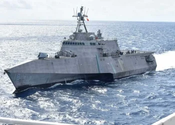 El buque de combate litoral estadounidense USS Charleston, vigilado por fuerzas navales chinas cerca del arrecife Sabina.