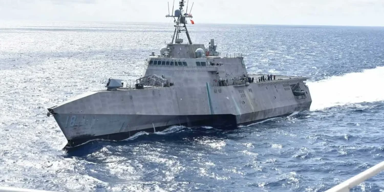 El buque de combate litoral estadounidense USS Charleston, vigilado por fuerzas navales chinas cerca del arrecife Sabina.