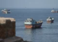 Buques fondeados frente a la costa de Khasab, en la gobernación omaní de Musandam, cerca del Estrecho de Ormuz, el 2 de octubre de 2026.