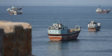 Buques fondeados frente a la costa de Khasab, en la gobernación omaní de Musandam, cerca del Estrecho de Ormuz, el 2 de octubre de 2026.