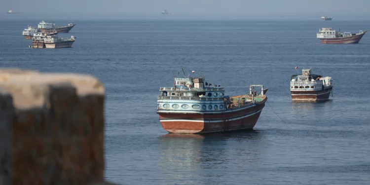 Buques fondeados frente a la costa de Khasab, en la gobernación omaní de Musandam, cerca del Estrecho de Ormuz, el 2 de octubre de 2026.