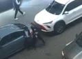 Una cámara de seguridad muestra a una mujer que ataca a un hombre judío en Nueva York el 21 de octubre de 2026.