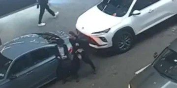 Una cámara de seguridad muestra a una mujer que ataca a un hombre judío en Nueva York el 21 de octubre de 2026.