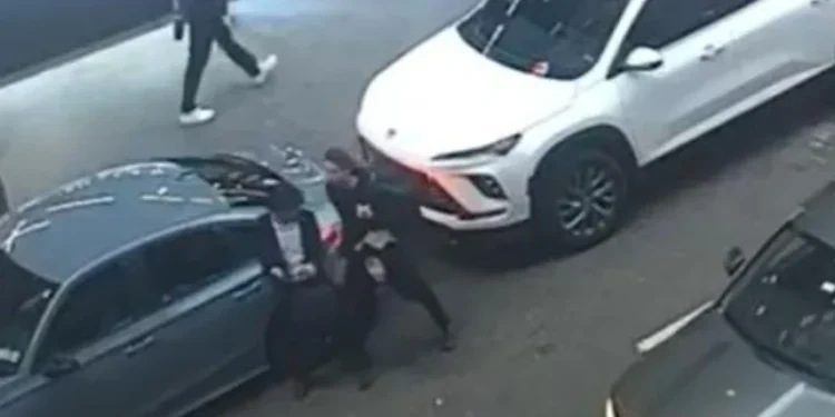Una cámara de seguridad muestra a una mujer que ataca a un hombre judío en Nueva York el 21 de octubre de 2026.