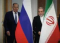 Los ministros de Exteriores de Irán, Abbas Araghchi, a la derecha, y de Rusia, Serguéi Lavrov, llegan a una rueda de prensa en Teherán el 19 de octubre de 2026.