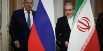 Los ministros de Exteriores de Irán, Abbas Araghchi, a la derecha, y de Rusia, Serguéi Lavrov, llegan a una rueda de prensa en Teherán el 19 de octubre de 2026.