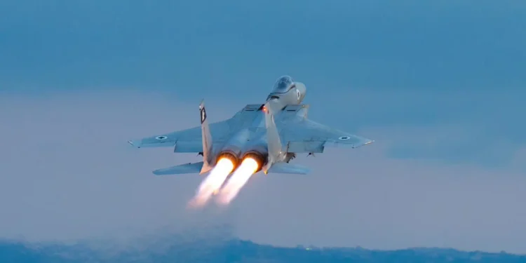 Un caza F-15 de la Fuerza Aérea de Israel despega de una base para atacar Irán