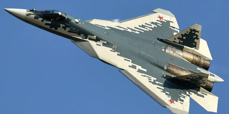 Su-57 ruso presentado en el salón aeronáutico de Dubái.