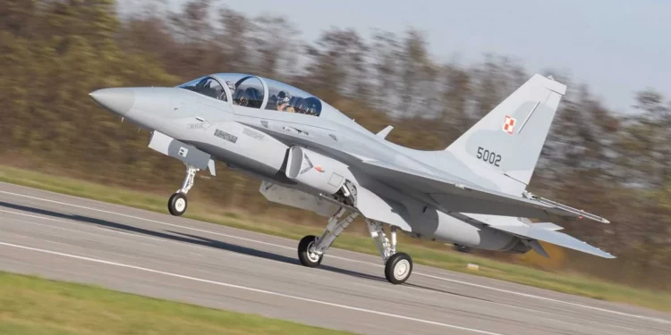 Caza ligero FA-50GF de la Fuerza Aérea de Polonia, destinado a misiones de alerta e interceptación aérea.
