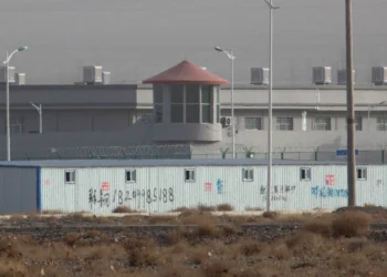 Una torre de vigilancia y una cerca de alambre de púas rodean un centro de detención en el Parque Industrial Kunshan, en Artux, Xinjiang, el 3 de diciembre de 2018.