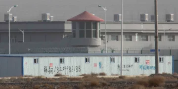 Una torre de vigilancia y una cerca de alambre de púas rodean un centro de detención en el Parque Industrial Kunshan, en Artux, Xinjiang, el 3 de diciembre de 2018.