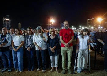 Familias y asistentes participan en la ceremonia nacional por el tercer aniversario de la masacre del 7 de octubre, en el parque Yarkon de Tel Aviv.