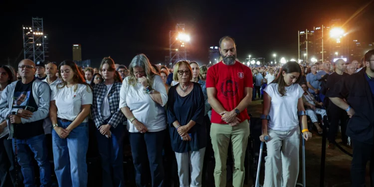 Familias y asistentes participan en la ceremonia nacional por el tercer aniversario de la masacre del 7 de octubre, en el parque Yarkon de Tel Aviv.