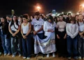 Familias y asistentes participan en la ceremonia nacional por el tercer aniversario de la masacre del 7 de octubre, en el parque Yarkon de Tel Aviv.