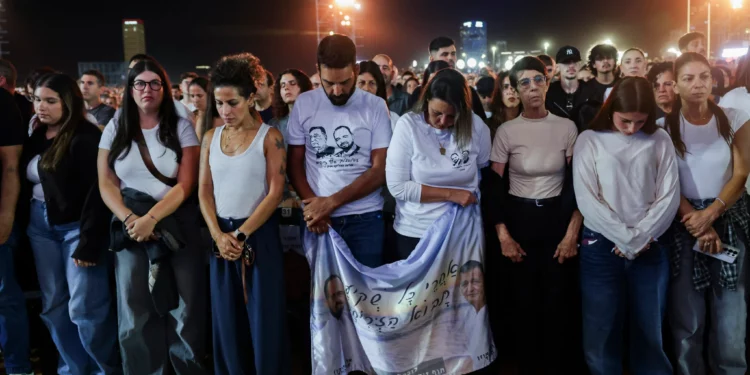 Familias y asistentes participan en la ceremonia nacional por el tercer aniversario de la masacre del 7 de octubre, en el parque Yarkon de Tel Aviv.