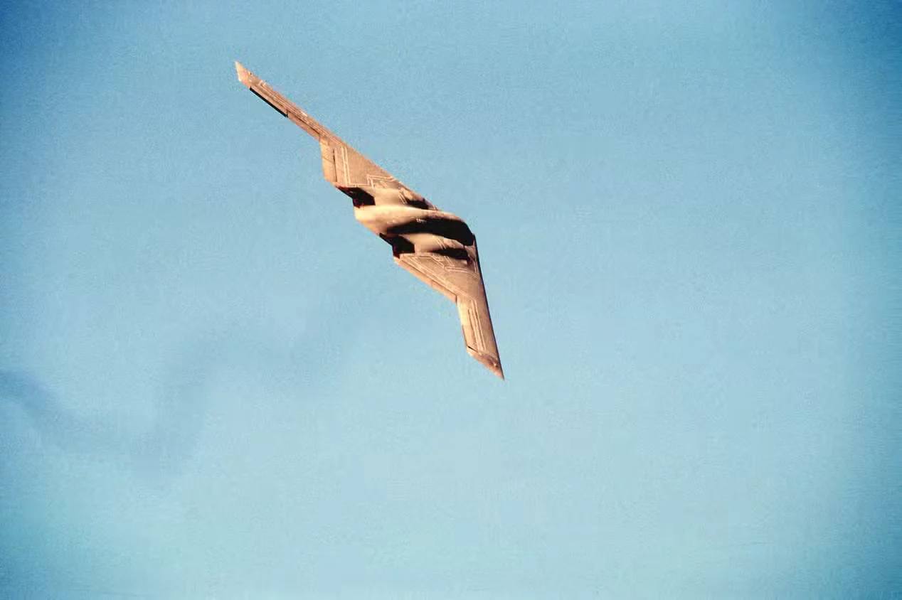 El B-2 Spirit of California sobrevuela la ceremonia de asignación del nombre Spirit of Kansas.
