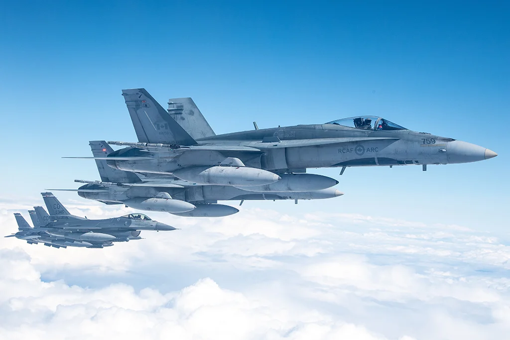 Dos CF-188 Hornet canadienses vuelan junto a cuatro cazas F-16 sobre Labrador