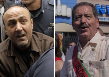 A la izquierda, el congresista estadounidense Jesús «Chuy» García en un desfile en Chicago; a la derecha, Marwan Barghouti escoltado por guardias penitenciarios israelíes en Jerusalén.