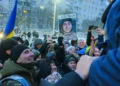 Civiles ucranianos saludan a soldados liberados durante un intercambio de prisioneros con Rusia