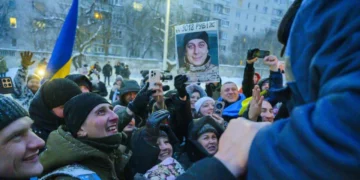 Civiles ucranianos saludan a soldados liberados durante un intercambio de prisioneros con Rusia