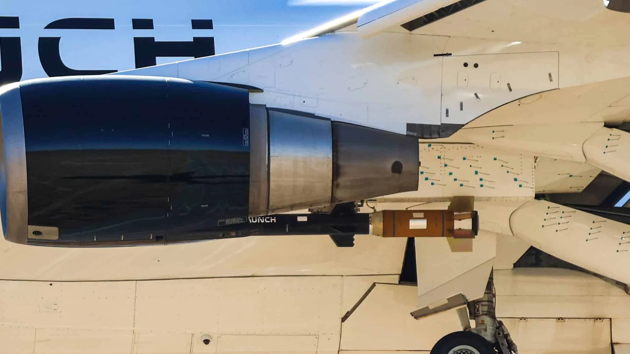 Detalle del cohete no identificado instalado bajo el ala izquierda del Boeing 747 de Stratolaunch