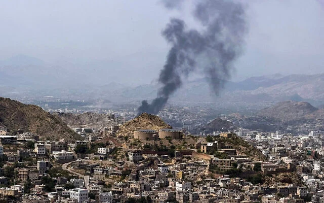 Una columna de humo se eleva sobre un lugar atacado durante combates en el frente de Jabal Han, al oeste de Taiz, Yemen, el 21 de octubre de 2026.