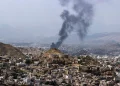 Columna de humo durante los enfrentamientos en el frente de Yabal Han, al oeste de Taiz, Yemen, el 21 de octubre de 2026