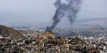 Columna de humo durante los enfrentamientos en el frente de Yabal Han, al oeste de Taiz, Yemen, el 21 de octubre de 2026