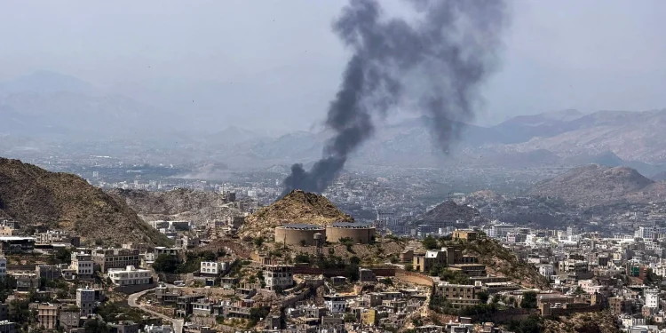 Columna de humo durante los enfrentamientos en el frente de Yabal Han, al oeste de Taiz, Yemen, el 21 de octubre de 2026