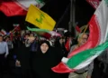Participantes ondean banderas de Irán y de Hezbolá durante una concentración de apoyo al régimen en Teherán el 8 de octubre de 2026.