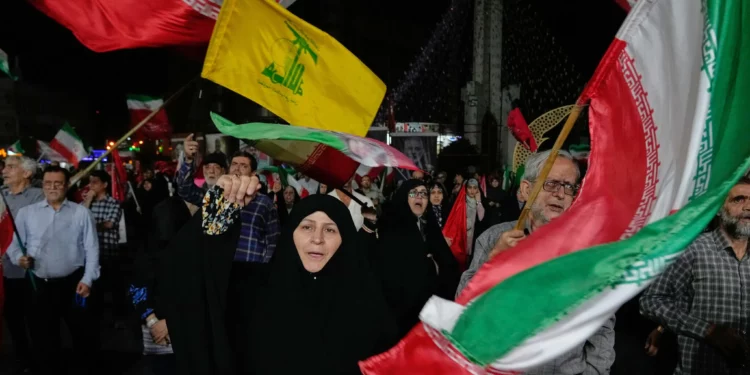 Participantes ondean banderas de Irán y de Hezbolá durante una concentración de apoyo al régimen en Teherán el 8 de octubre de 2026.