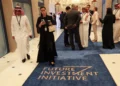 Asistentes caminan sobre una alfombra con el logotipo de la Future Investment Initiative (FII) en Riad, el 28 de octubre de 2025.