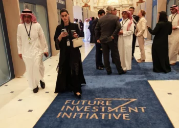 Asistentes caminan sobre una alfombra con el logotipo de la Future Investment Initiative (FII) en Riad, el 28 de octubre de 2025.