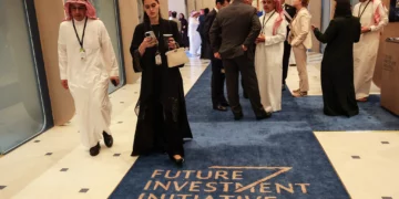 Asistentes caminan sobre una alfombra con el logotipo de la Future Investment Initiative (FII) en Riad, el 28 de octubre de 2025.