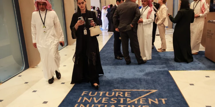 Asistentes caminan sobre una alfombra con el logotipo de la Future Investment Initiative (FII) en Riad, el 28 de octubre de 2025.
