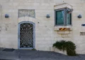 Entrada de visitantes al consulado británico en Jerusalén Este tras la retirada de los letreros, 8 de octubre de 2026.
