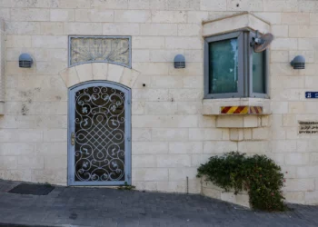 Entrada de visitantes al consulado británico en Jerusalén Este tras la retirada de los letreros, 8 de octubre de 2026.