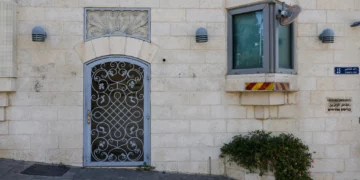 Entrada de visitantes al consulado británico en Jerusalén Este tras la retirada de los letreros, 8 de octubre de 2026.