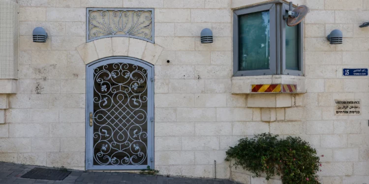 Entrada de visitantes al consulado británico en Jerusalén Este tras la retirada de los letreros, 8 de octubre de 2026.